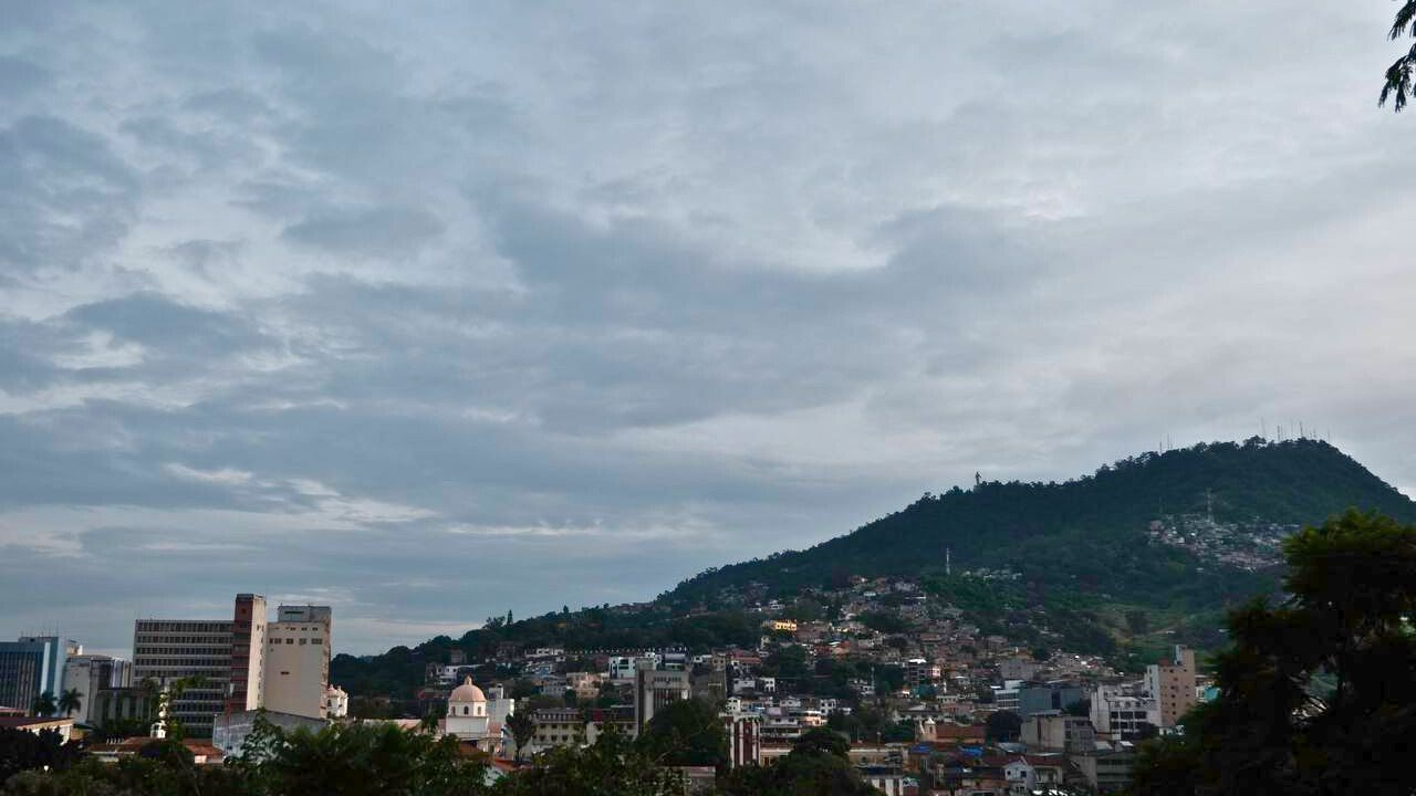 Imagen Principal de Nota: Clima miércoles: lluvias aisladas y calor intenso