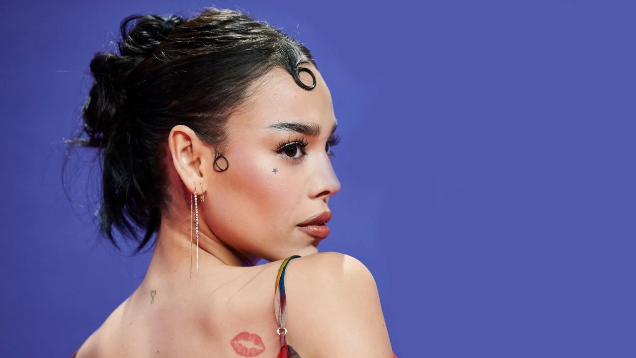 Imagen Principal de Nota: Danna Paola responde críticas por usar imagen religiosas en su ropa interior.