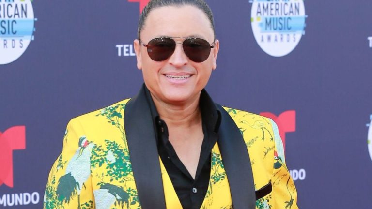 Imagen Principal de Nota: ¡En ropa interior! Así retó Elvis Crespo a Bad Bunny