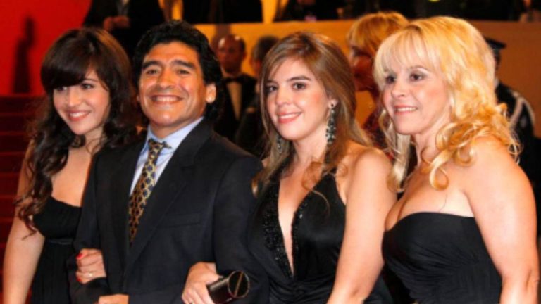 Imagen Principal de Nota: Dalma y Gianinna Maradona, se quebrantan al ver la foto de como murió su papá