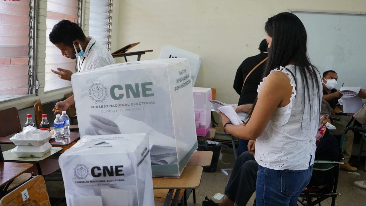 Imagen Principal de Nota: ¿A qué horas abren los centros de votación en las elecciones Primarias 2025?
