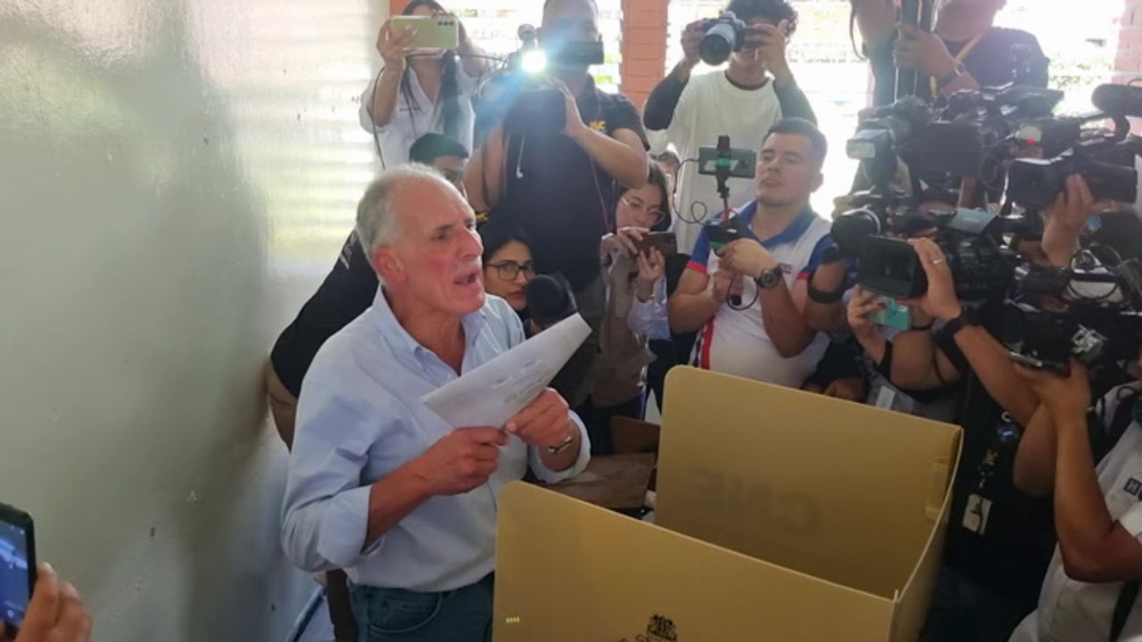 Imagen Principal de Nota: Nasry "Tito" Asfura acude a la UPNFM a ejercer su voto
