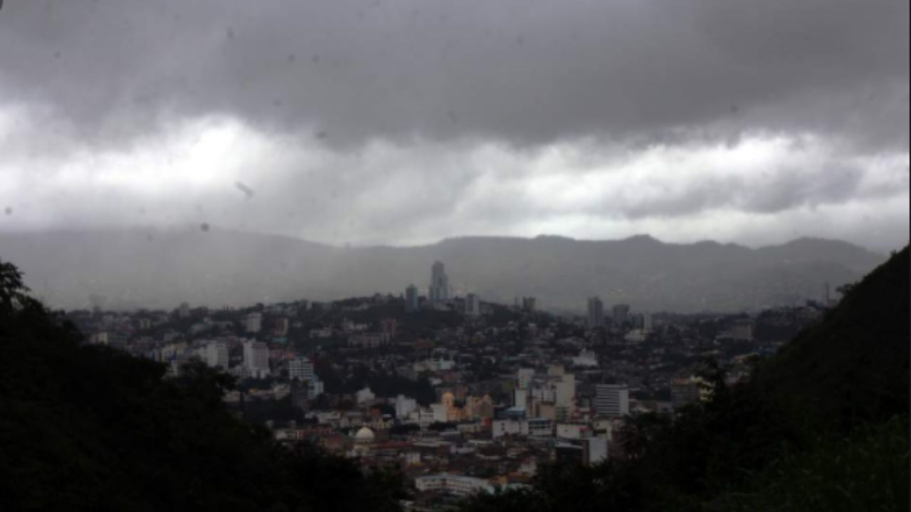 Imagen Principal de Nota: Nubosidad y chubascos aislados afectarán el norte y centro del país