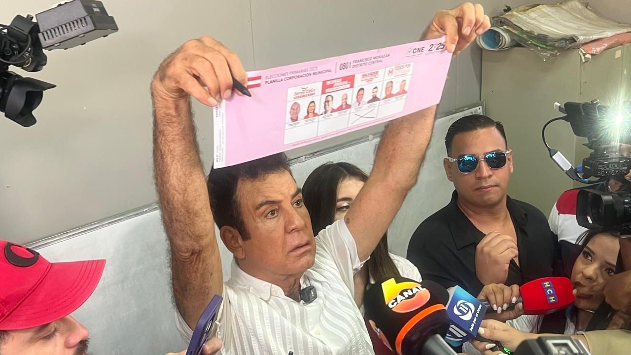 Imagen Principal de Nota: Salvador Nasralla vota tras resolver fallo en el sistema biométrico