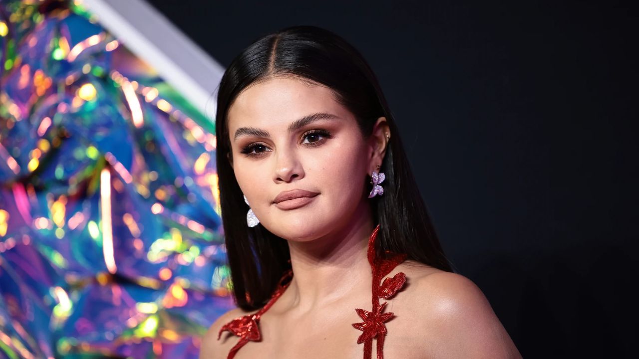 Imagen Principal de Nota: Selena Gomez vende a 12 dólares anillo inspirado en su prometido, Benny