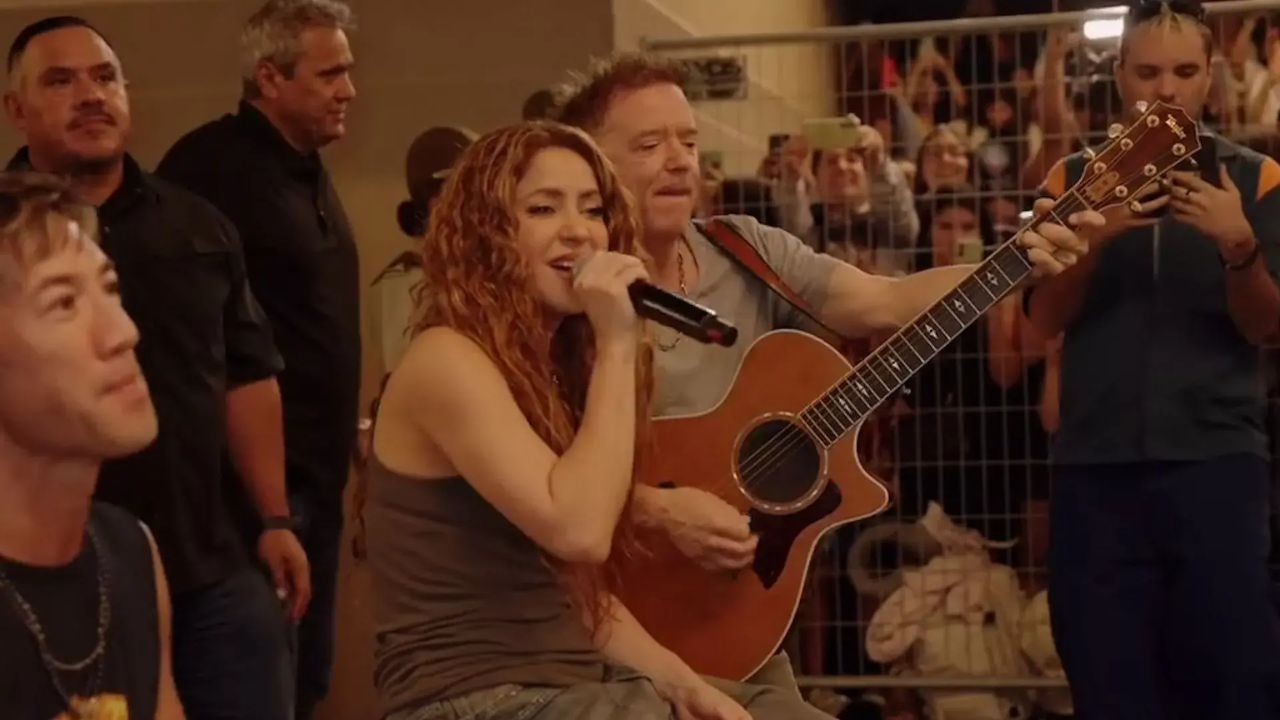 Imagen Principal de Nota: Shakira deleitó a sus fans cantando afuera de hotel en Chile