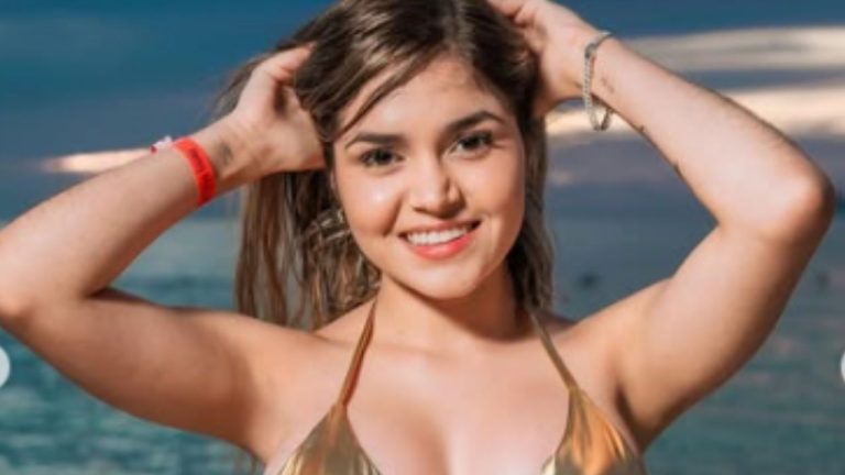 Imagen Principal de Nota: 'SoyLoruga' deslumbra en el verano 2025 con atrevidos trajes de baño desde Roatán