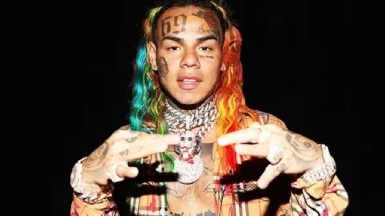 Imagen Principal de Nota: Tekashi 6ix9ine allanan su casa en Florida y confiscan varios objetos valiosos