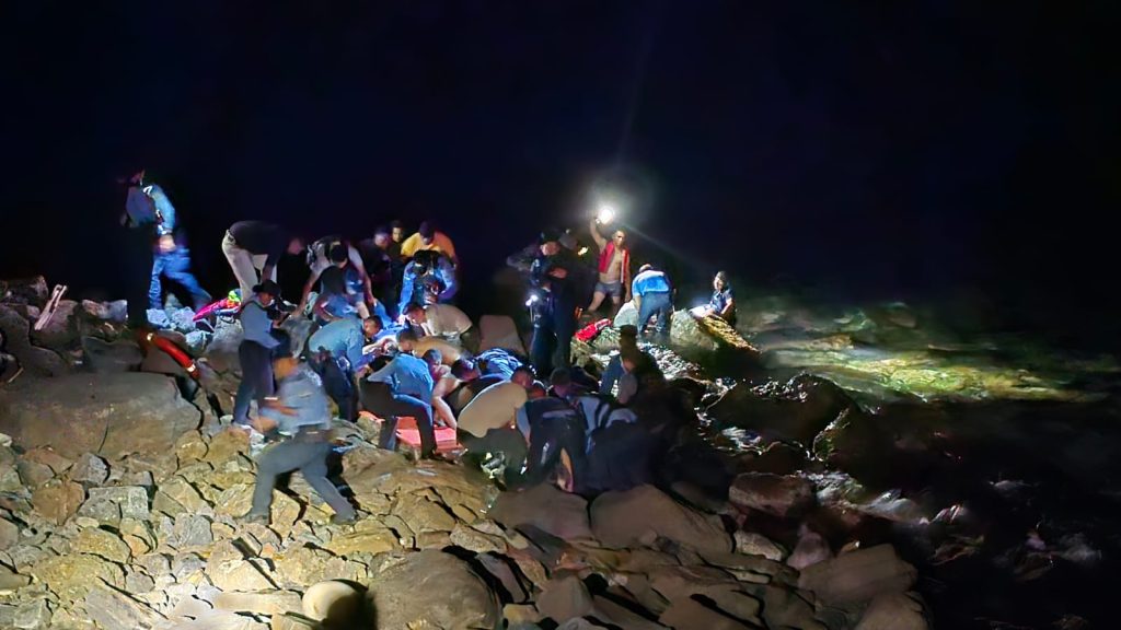 Policias en rescate de accidente en Roatán