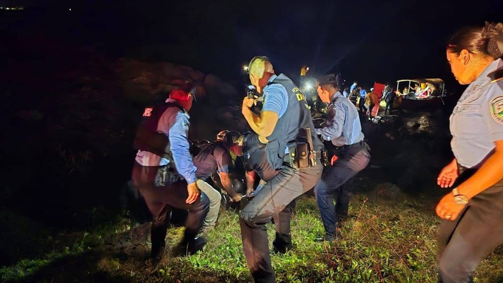 Policias rescatando a pasajeros en el accidente de Roatan