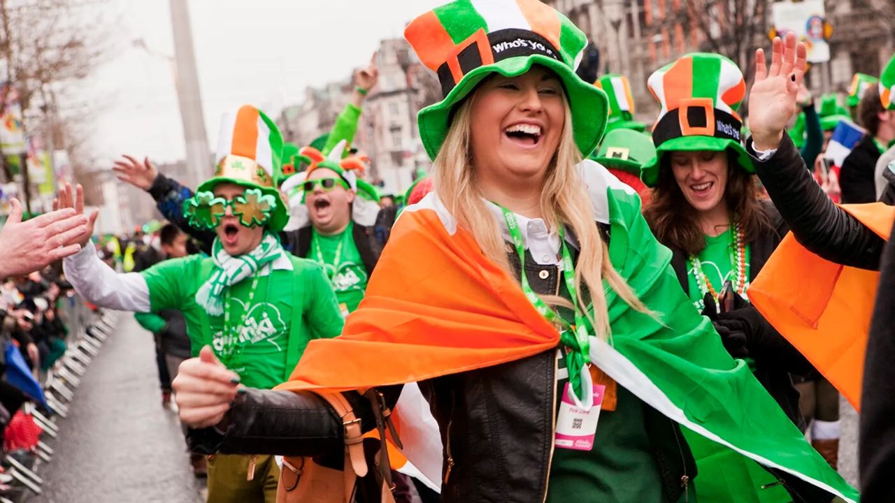 personas irlandesas en desfile