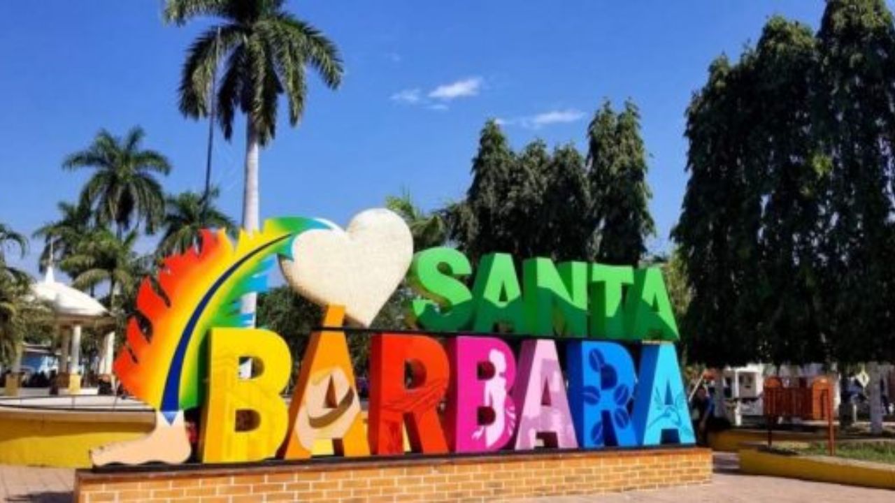 letras que dicen santa barbará ubicadas en un parque