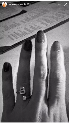Mano de Selena Gómez con el anillo y la inicial B