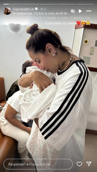 Sonia Isaza junto a su nieta