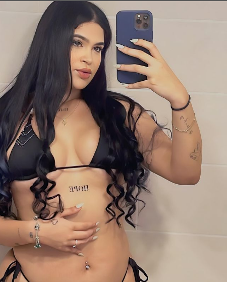 Juanchi posa frente alo espejo con traje de baño