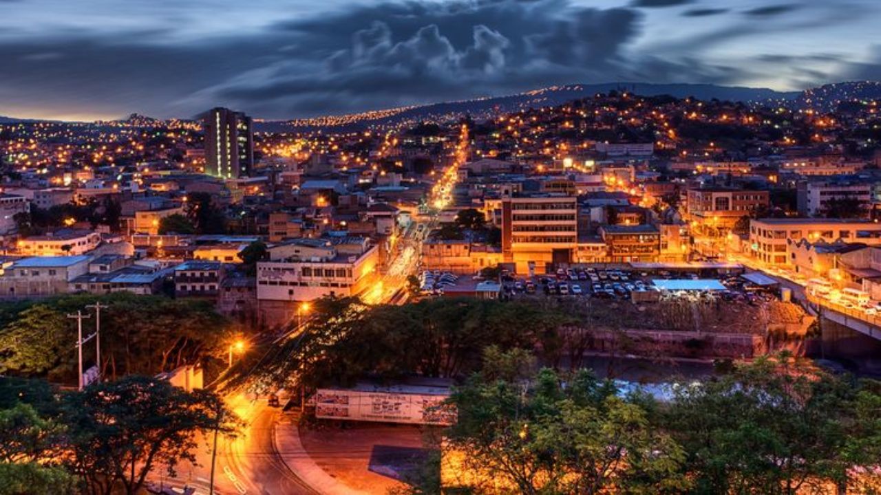 Cayendo la tarde noche en Tegucigalpa