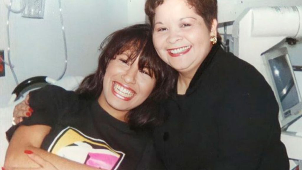 Yolanda Saldivar abrazando a Selena Quintanilla