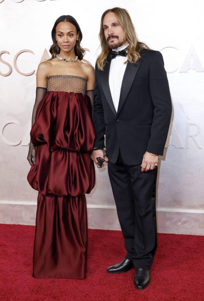 Zoe jUnto a su pareja