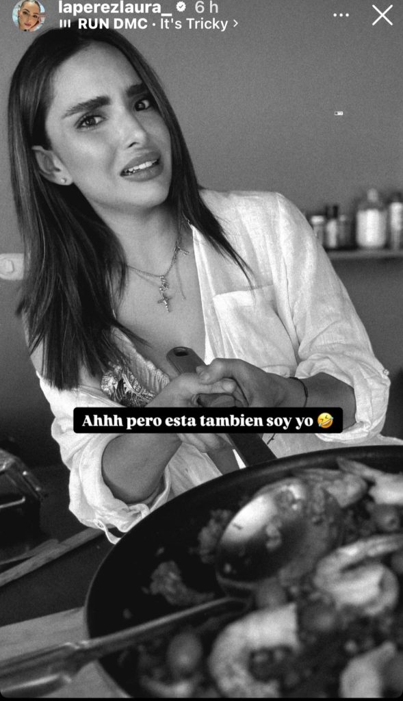 Laura Pére se muestra con un sarten y su rostro de asombro