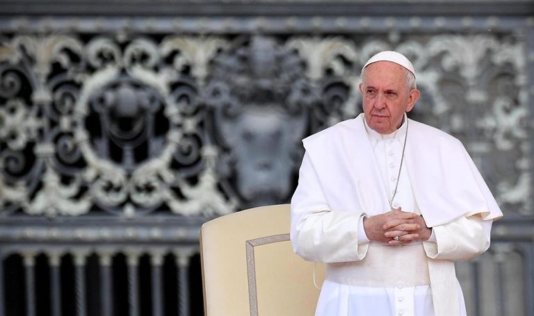 Papa Francisco luce el color blanco