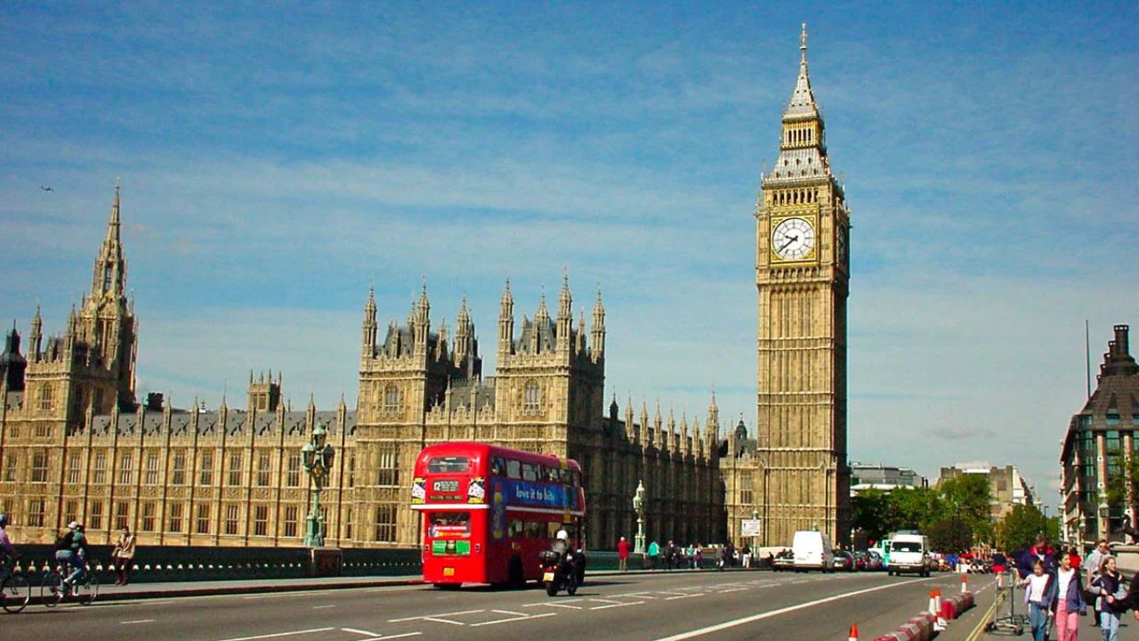 La torre del reloj del Palacio de Westminster, popularmente conocida como Big Ben