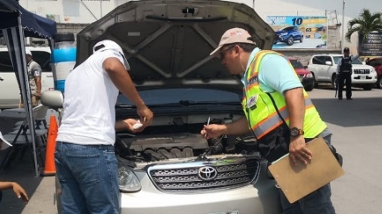 personas revisando un vehículo
