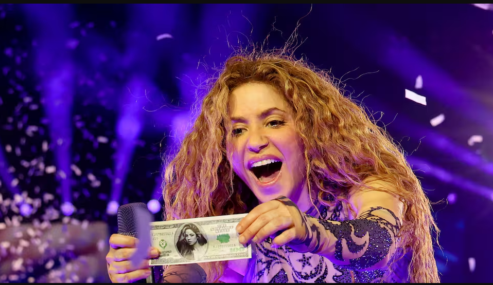 Shakira con un billete en sus manos