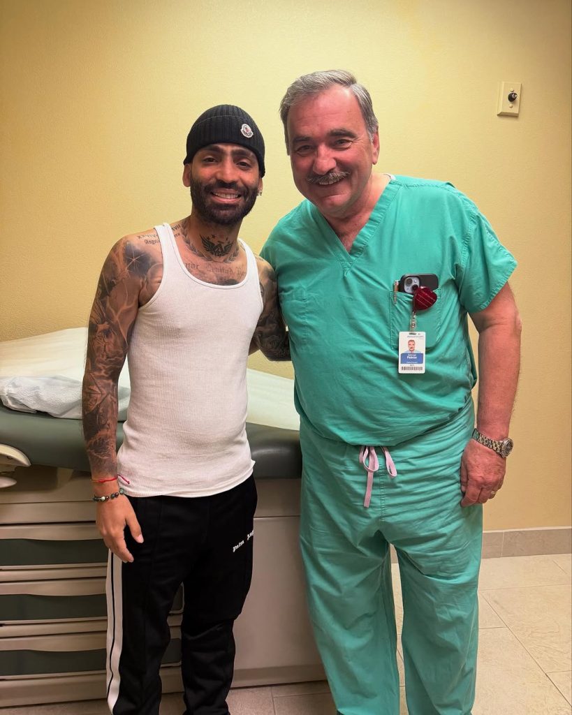 Arcángel junto a su médico