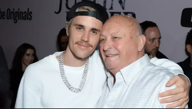 Justin Bieber junto a su abuelo Bruce, ambos vestidos de blanco