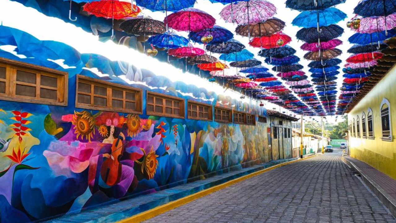 paseo con murales y sombrillas en cantarranas