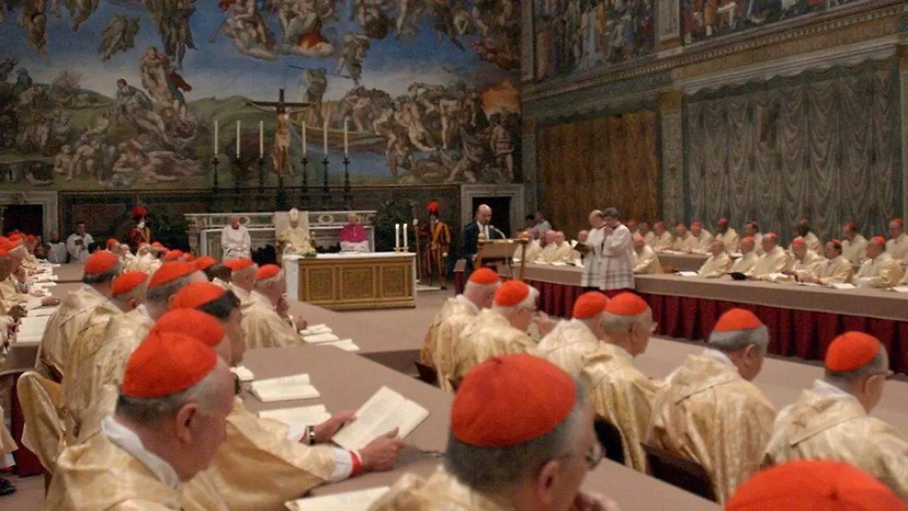 cardenales en votación para elección del papa