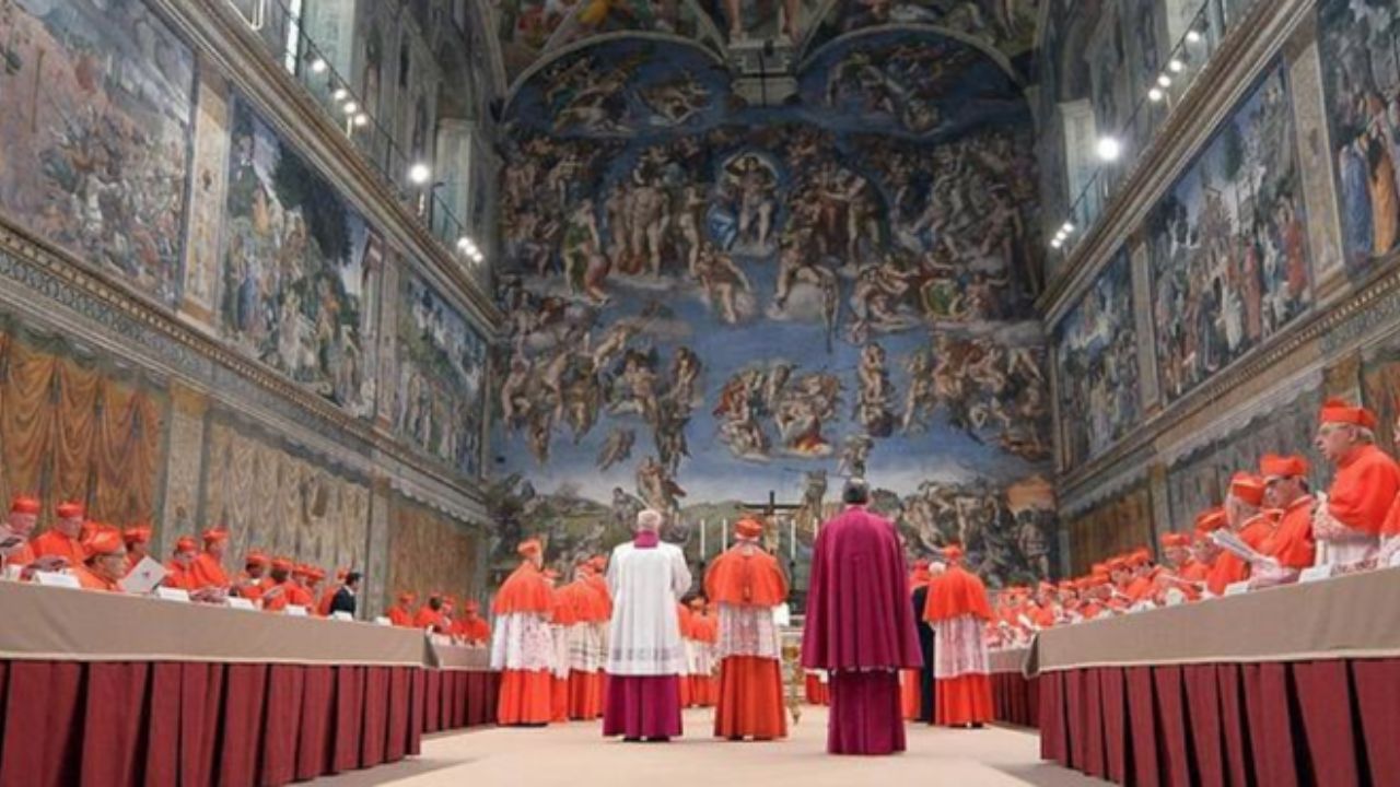 Cardenales reunidos en la capilla sixtina