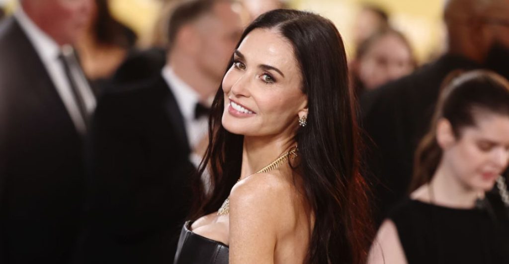Demi Moore, posando con cabello largo, nombrada la mujer más bella 2025