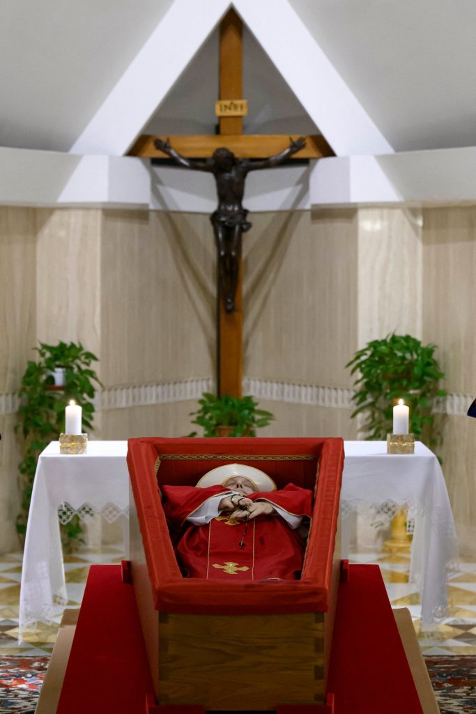 Féretro de madera del papa Francisco