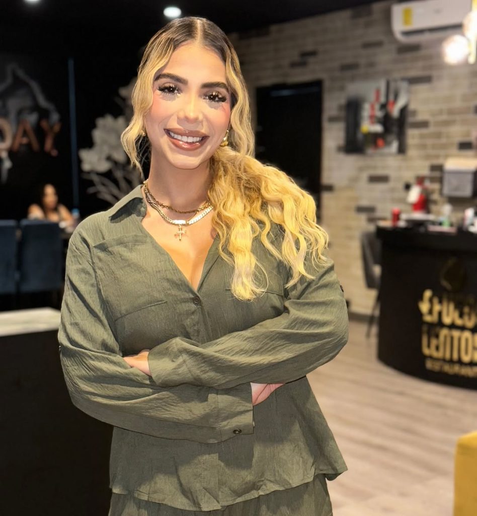 Jennifer Funez vestida con camisa verde