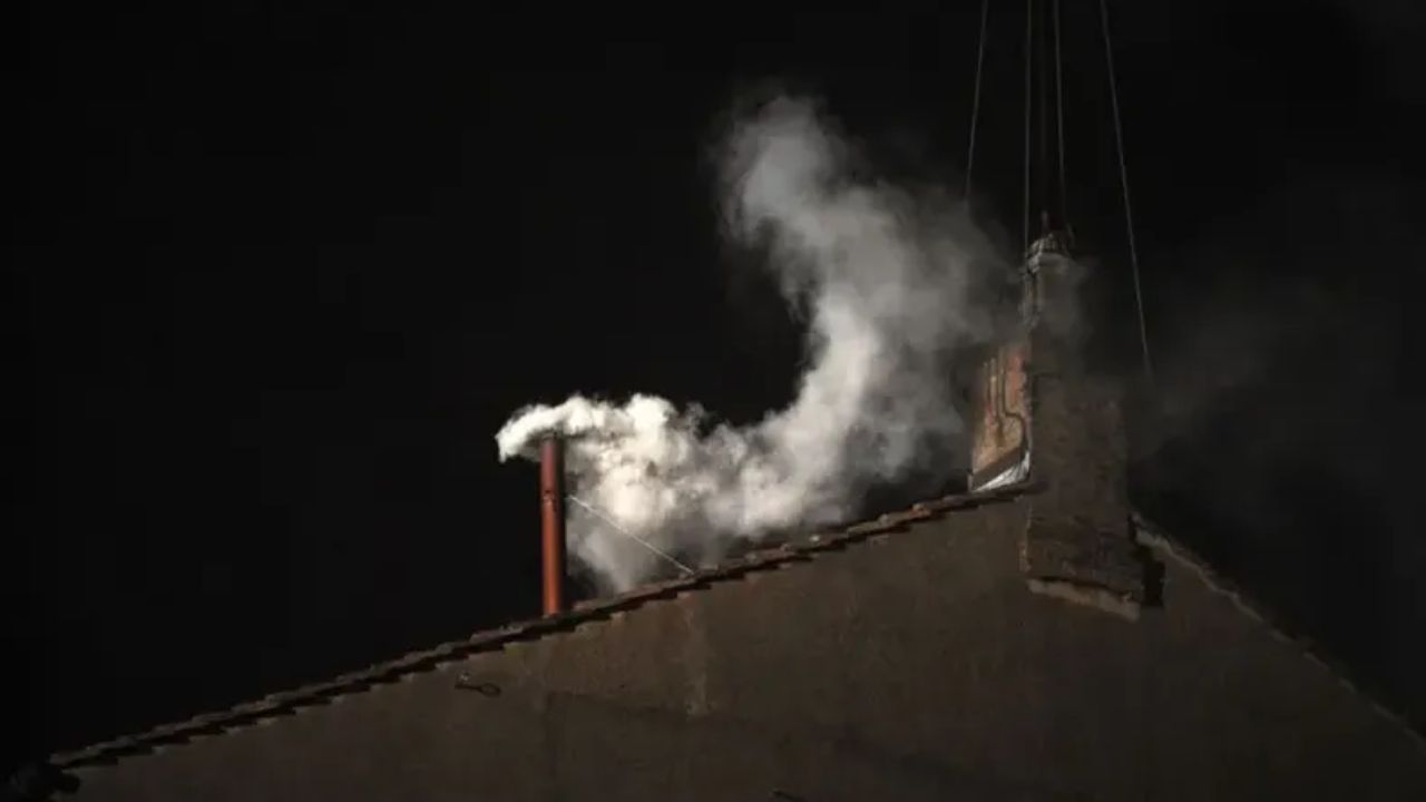 Humo anunciando la elección del papa