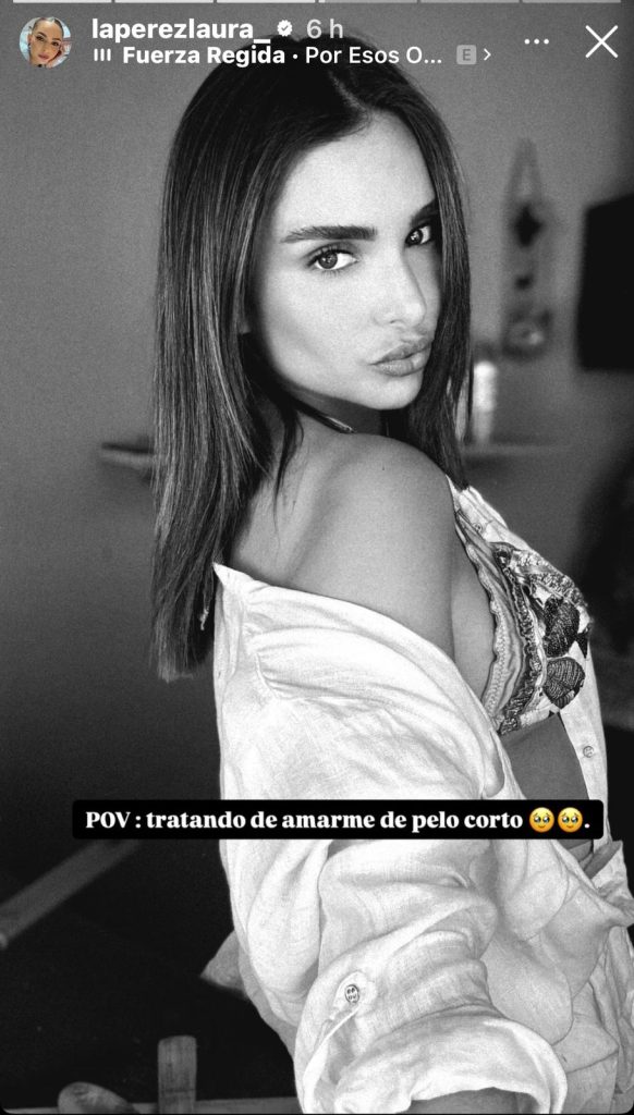 Laura Pérez luce un traje de baño con una camisa color blanca