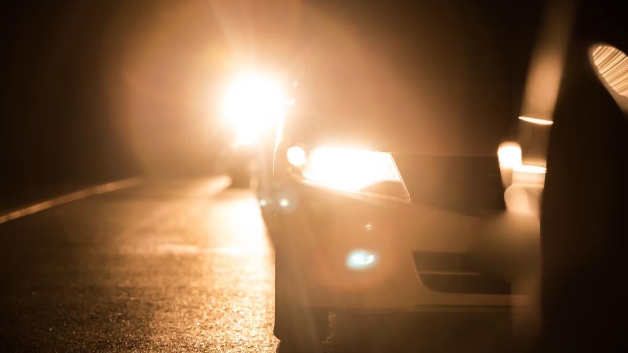 Luces de vehículos en la noche