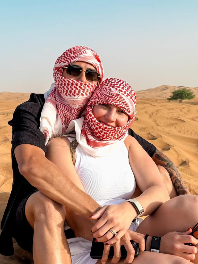 Luis Palma y Annie con turbantes de Dubai