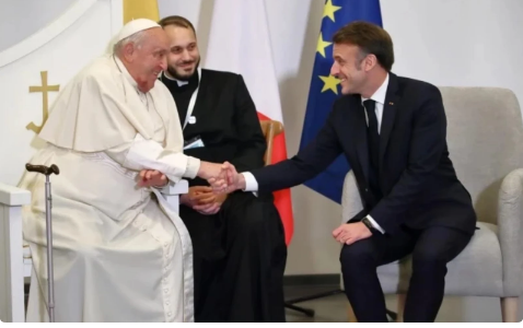 El presidente francés, Emmanuel Macron junto al Papa Francisco
