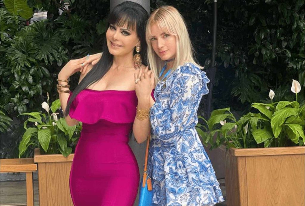 Maribel Guardia junto con