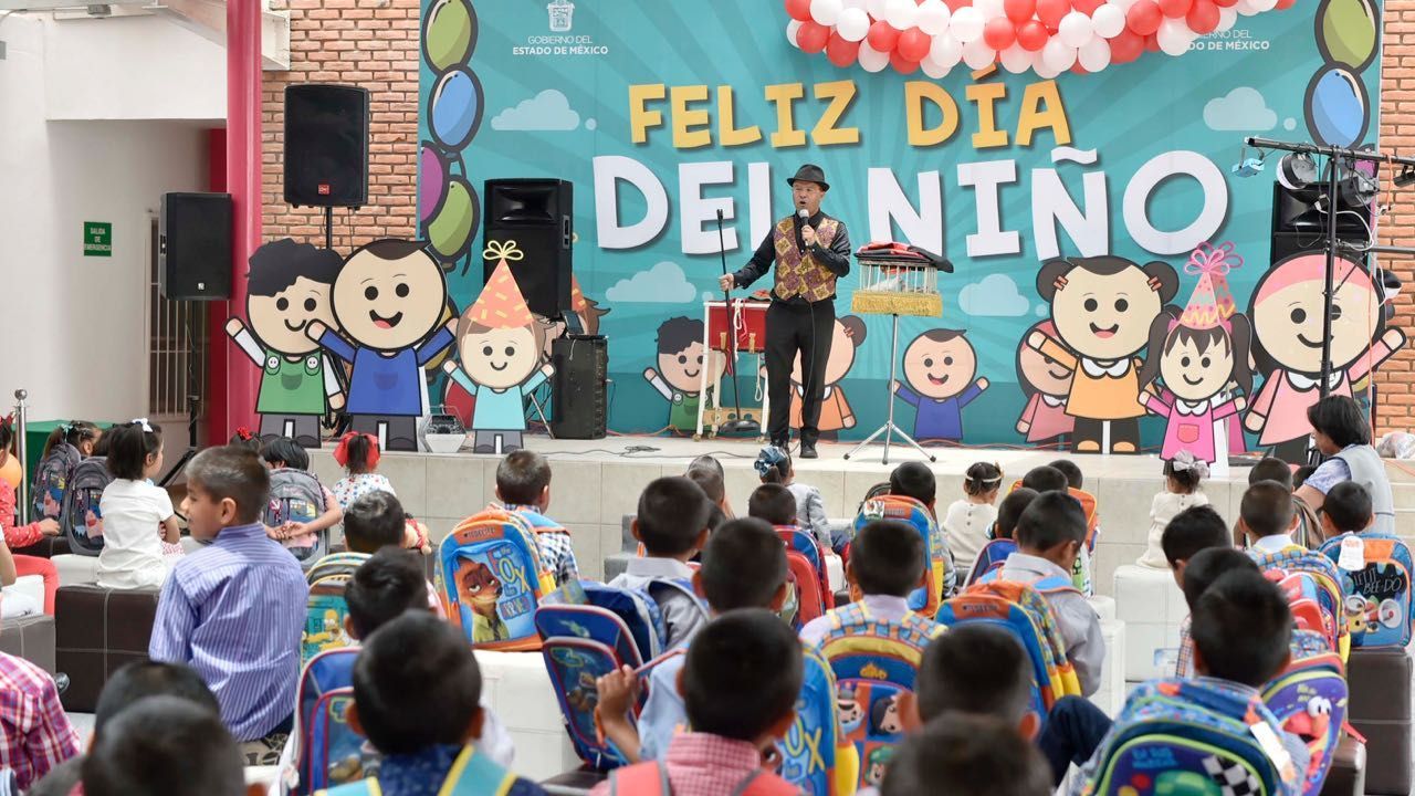niños en acto cívico disfrutando de su día 