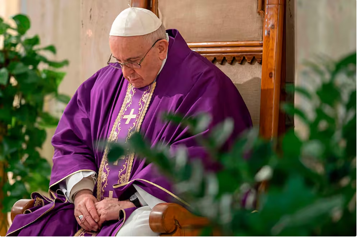 Papa Francisco usando color morado