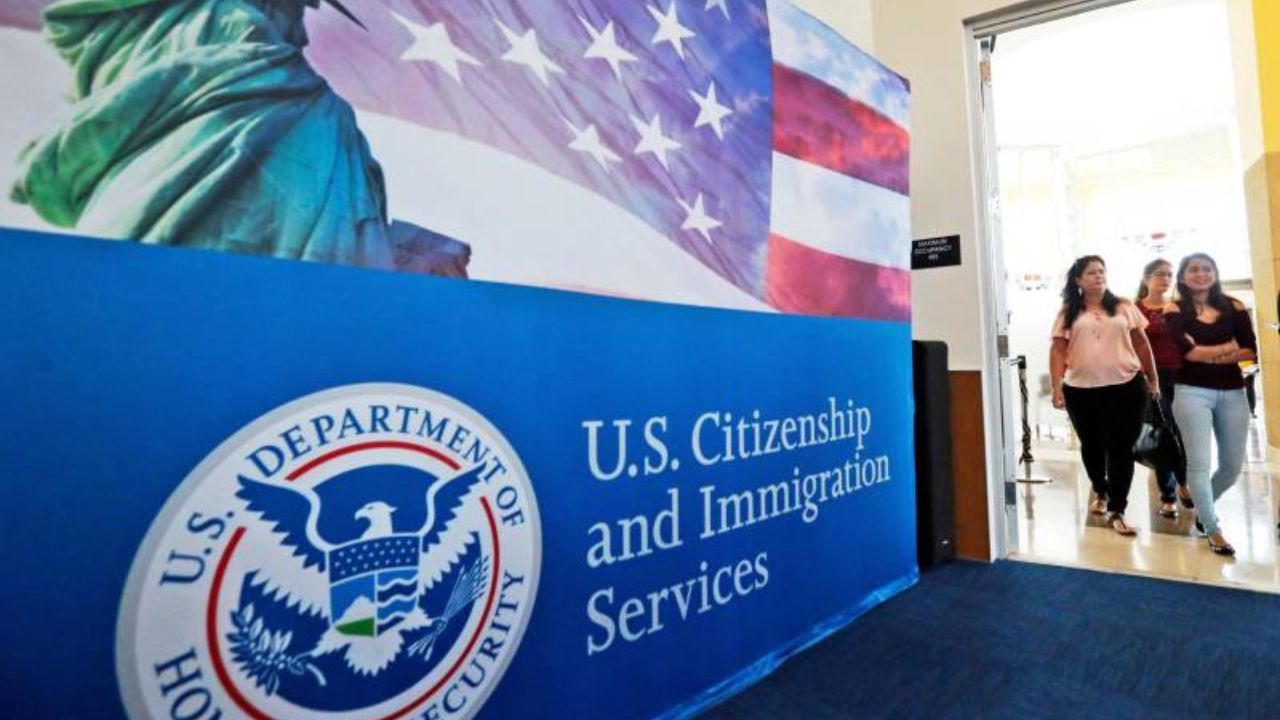 personas ingresando al consulado de inmigración en Estados Unidos