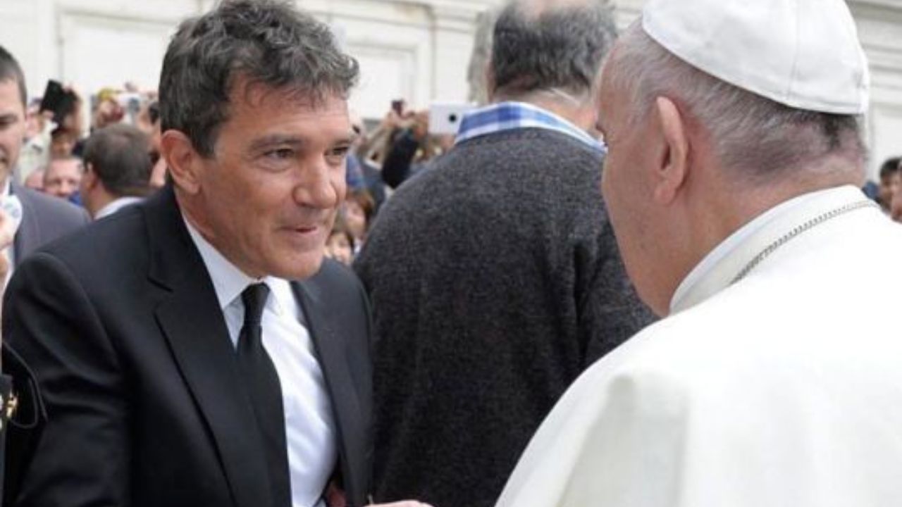 Imagen de Antonio Banderas rompe el silencio y lanza un emotivo mensaje tras la muerte del papa Francisco