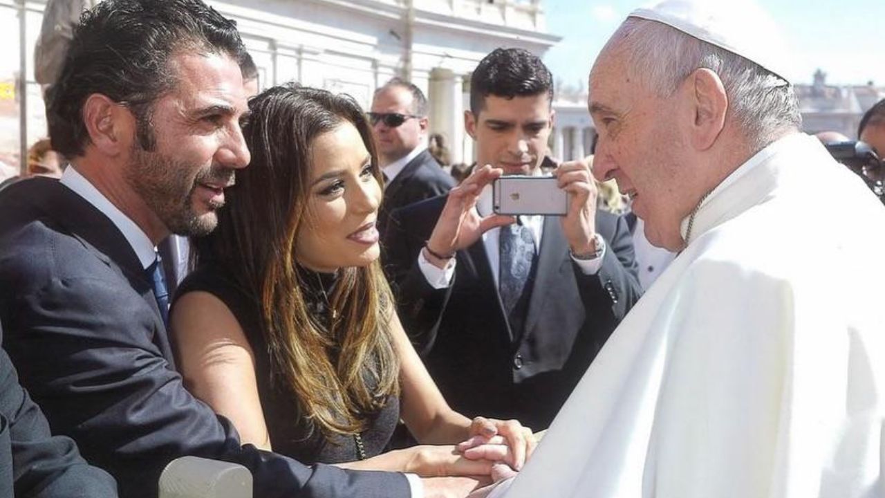 Imagen Principal de Nota: Celebridades lloran la muerte del papa Francisco