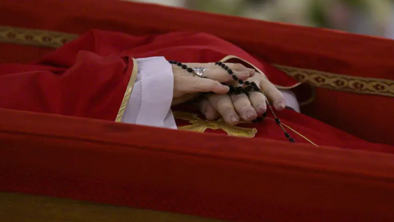 Imagen Principal de Nota: Impactantes primeras imágenes del cuerpo del papa conmueven al mundo