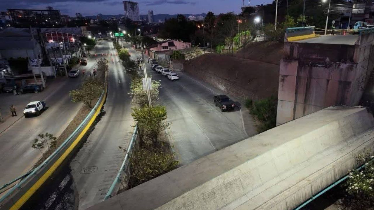 Imagen Principal de Nota: Caos y destrucción: Imágenes impactantes del colapso del puente Juan Manuel Gálvez en Tegucigalpa