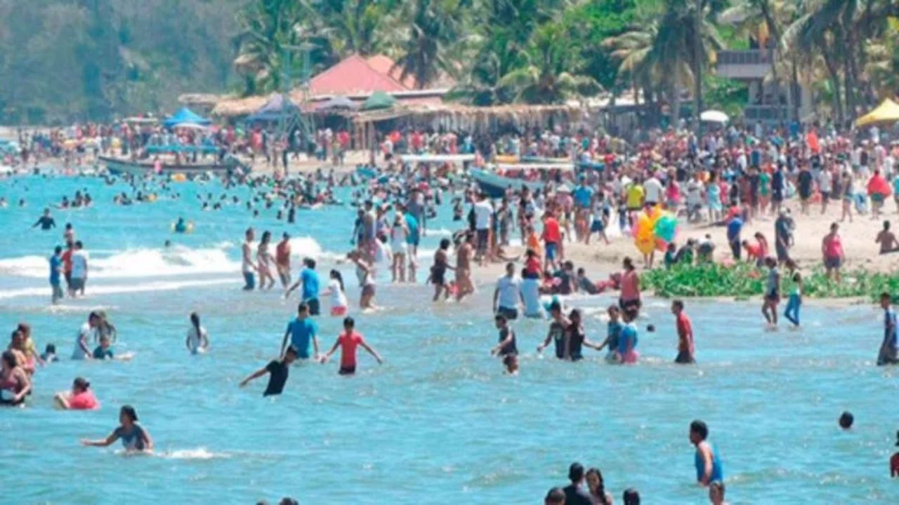 personas en la playa