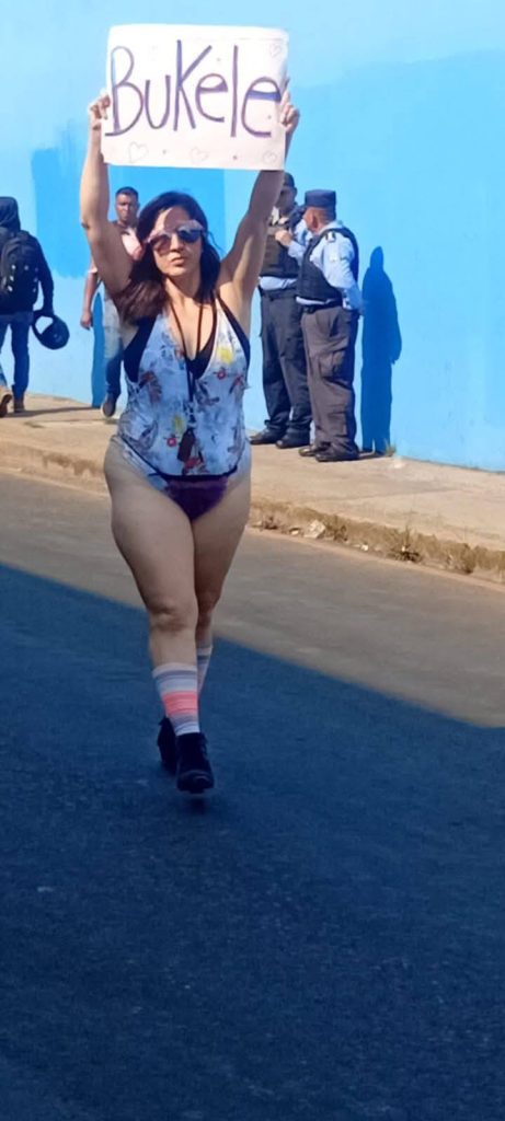 Hondureña protesta en traje de baño